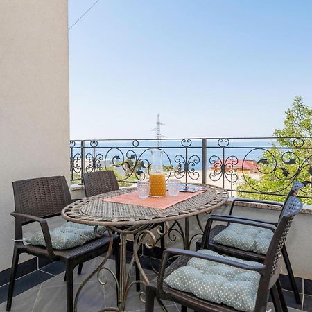 1 Bedroom Stunning Apartment In Makarska Exterior photo
