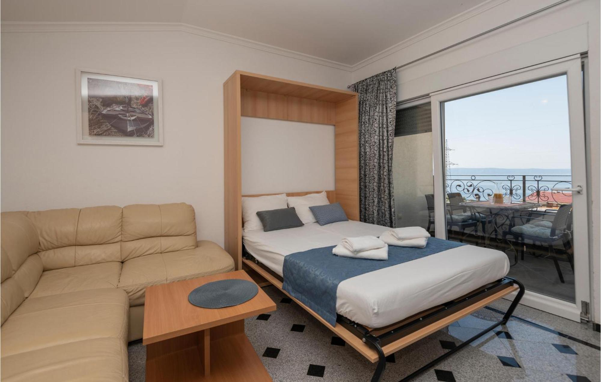1 Bedroom Stunning Apartment In Makarska Exterior photo