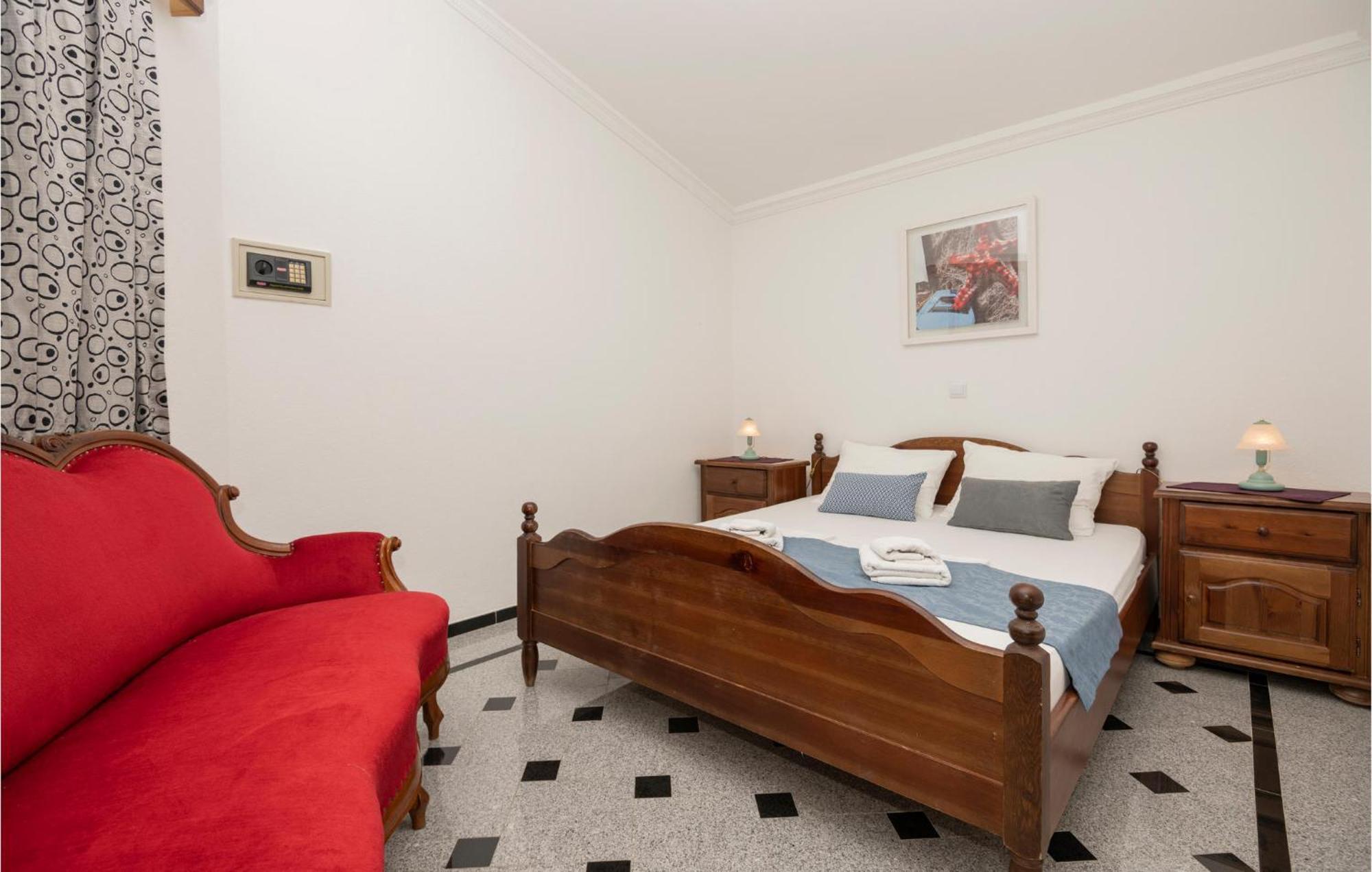 1 Bedroom Stunning Apartment In Makarska Exterior photo