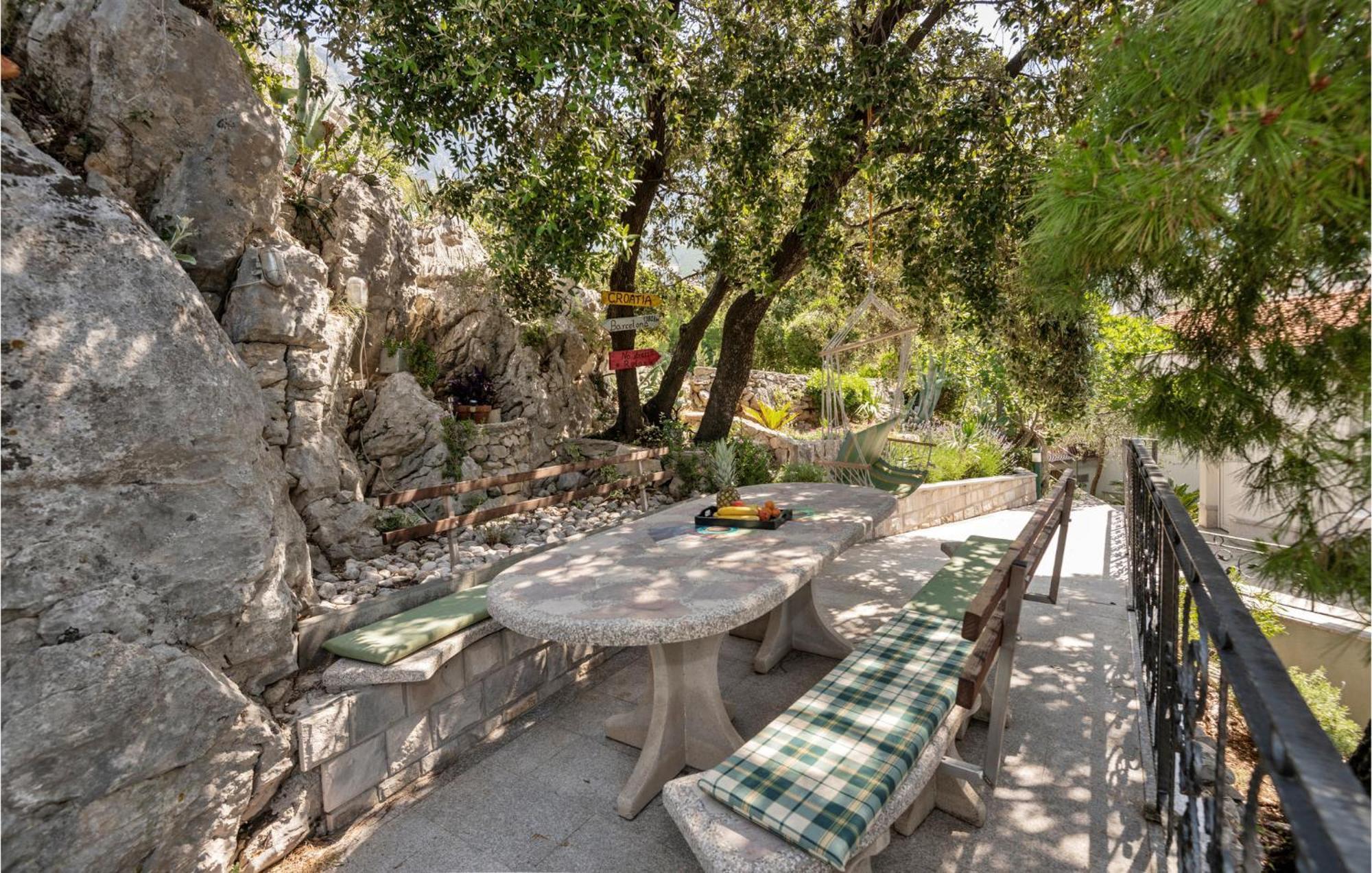 1 Bedroom Stunning Apartment In Makarska Exterior photo
