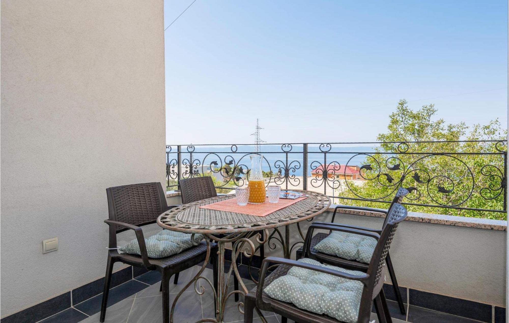 1 Bedroom Stunning Apartment In Makarska Exterior photo