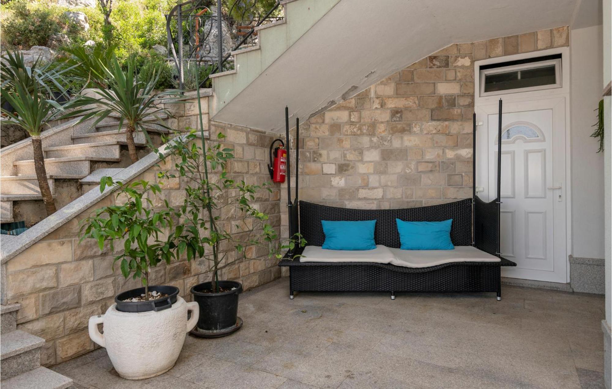 1 Bedroom Stunning Apartment In Makarska Exterior photo