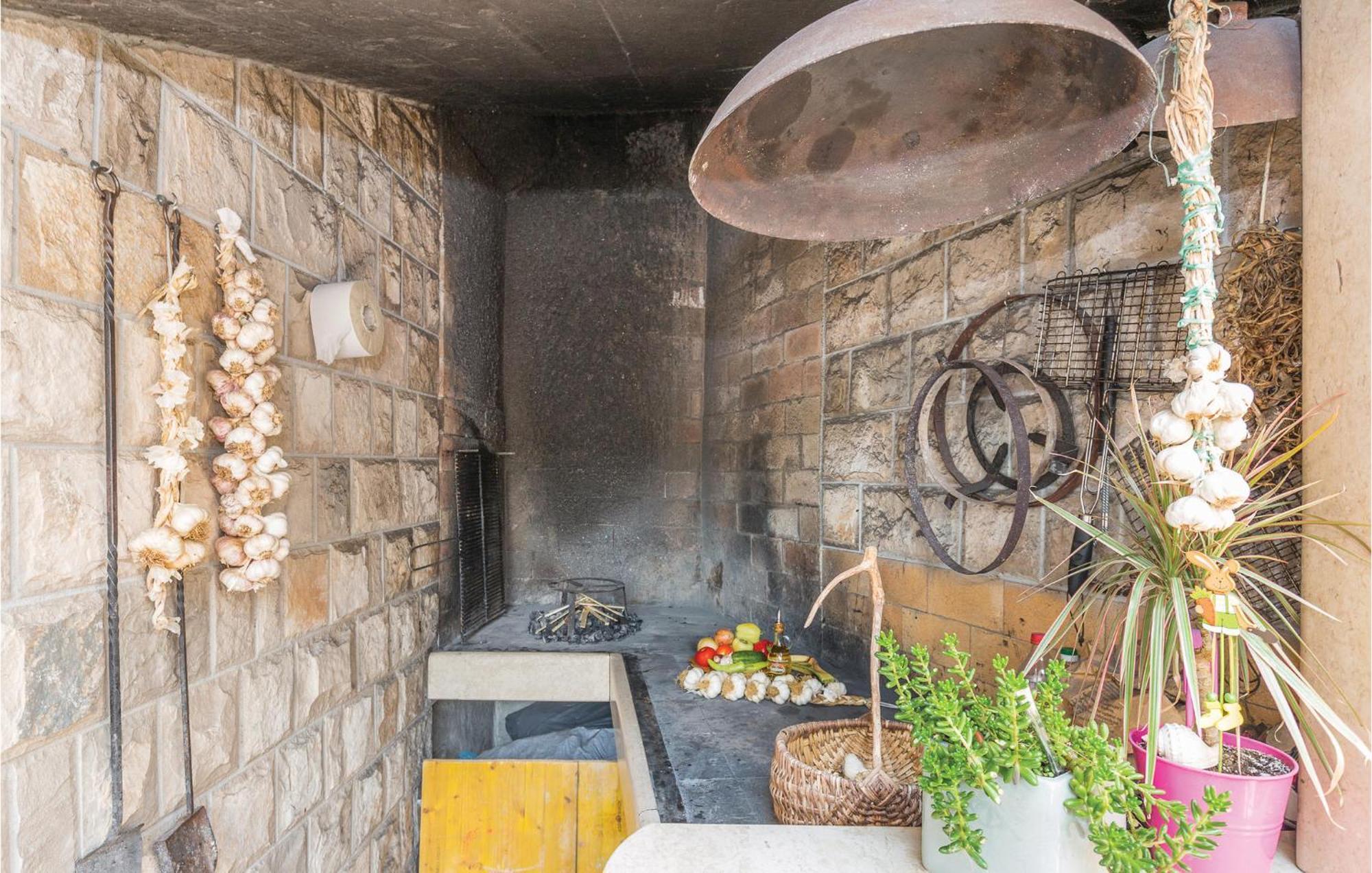 1 Bedroom Stunning Apartment In Makarska Exterior photo