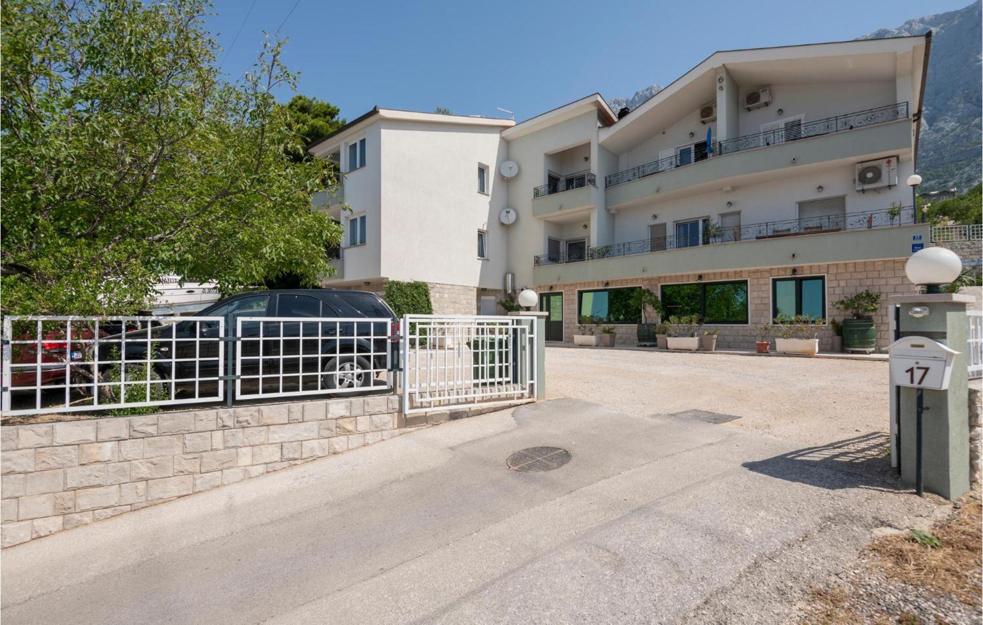 1 Bedroom Stunning Apartment In Makarska Exterior photo