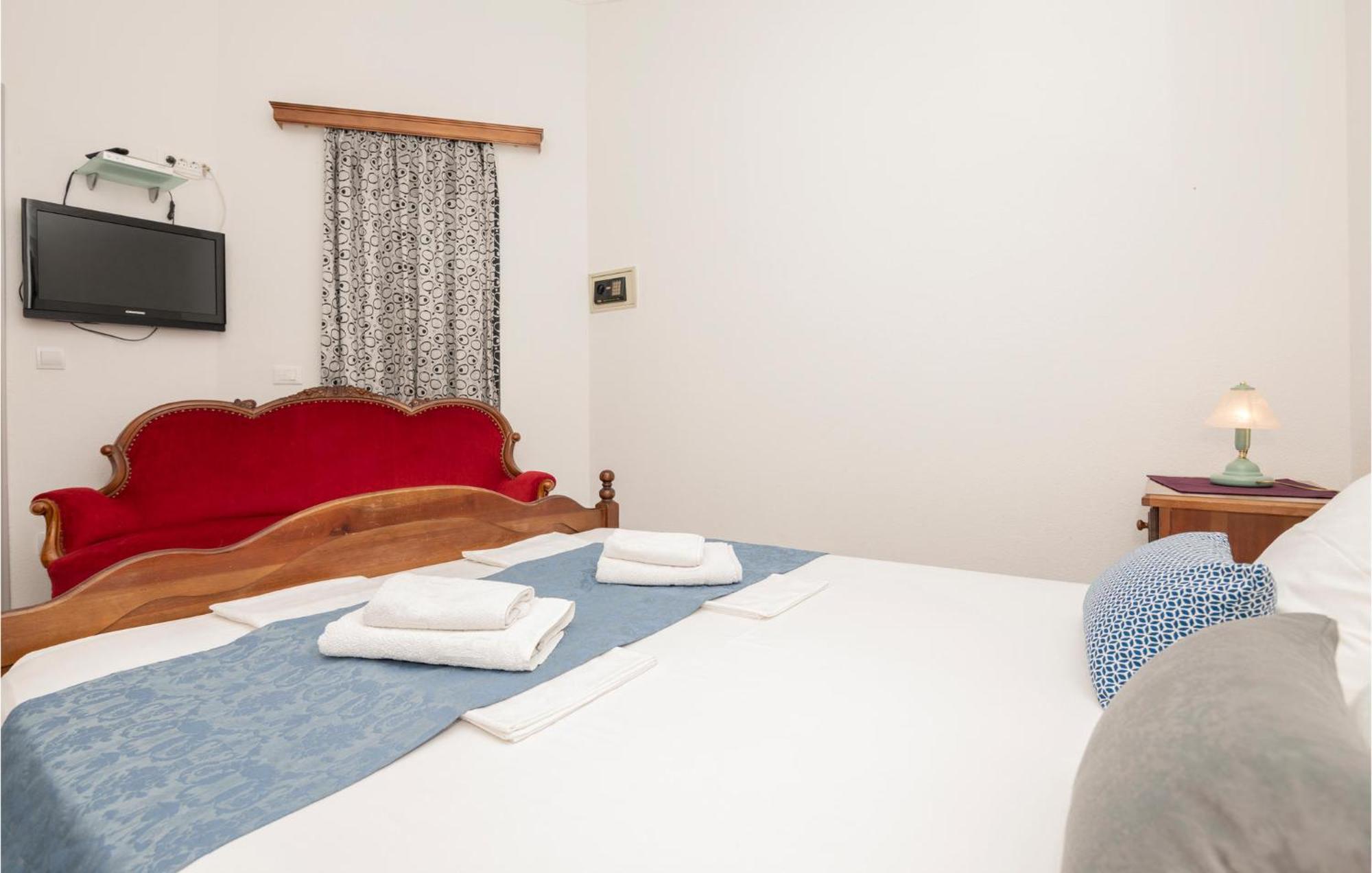 1 Bedroom Stunning Apartment In Makarska Exterior photo