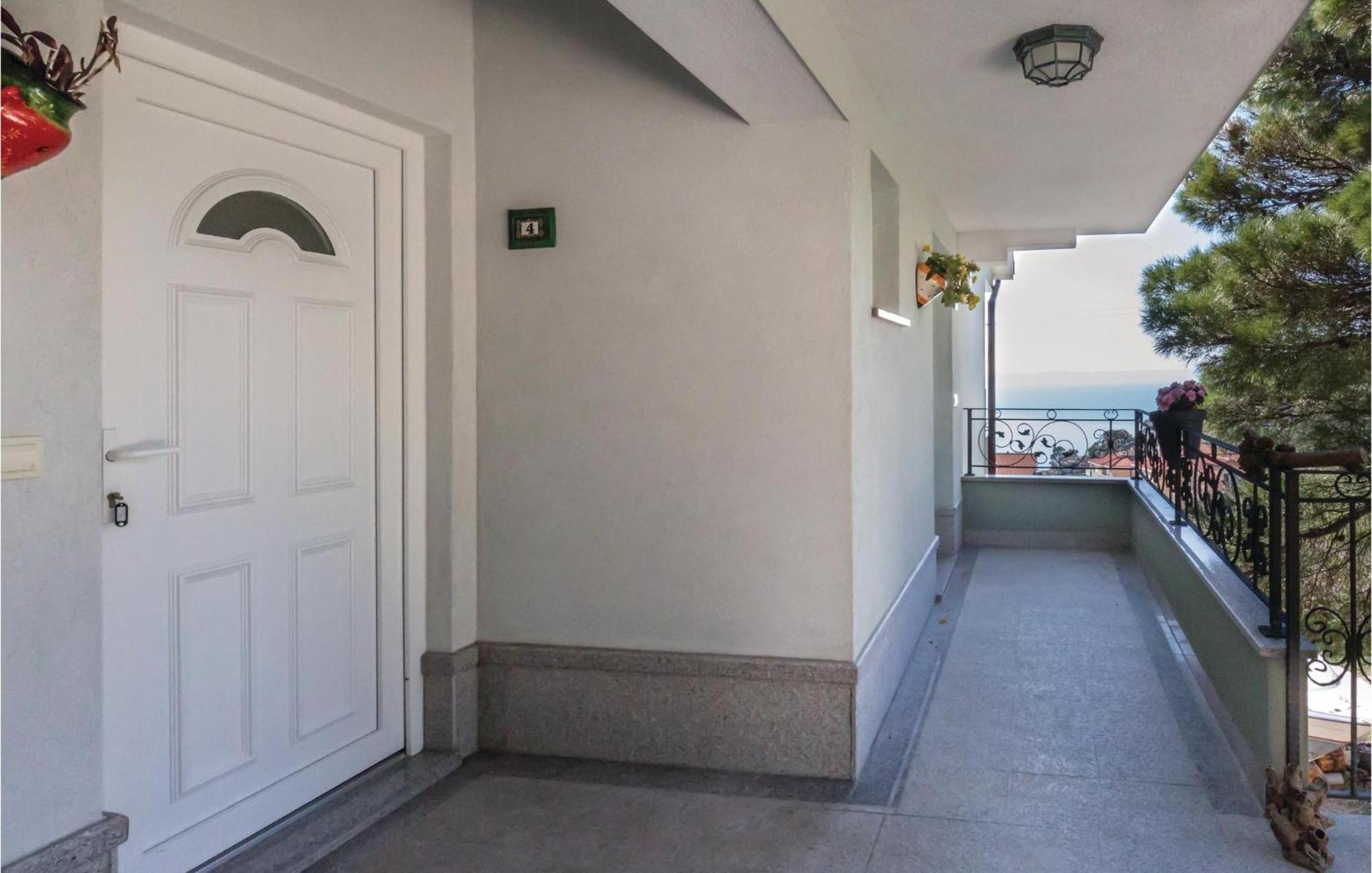 1 Bedroom Stunning Apartment In Makarska Exterior photo