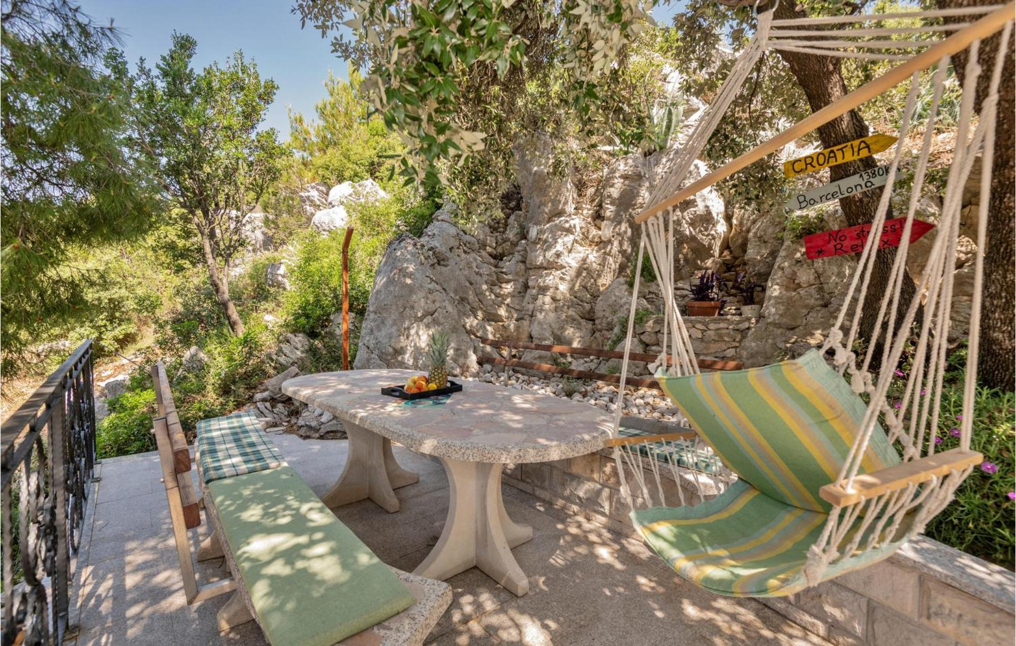 1 Bedroom Stunning Apartment In Makarska Exterior photo