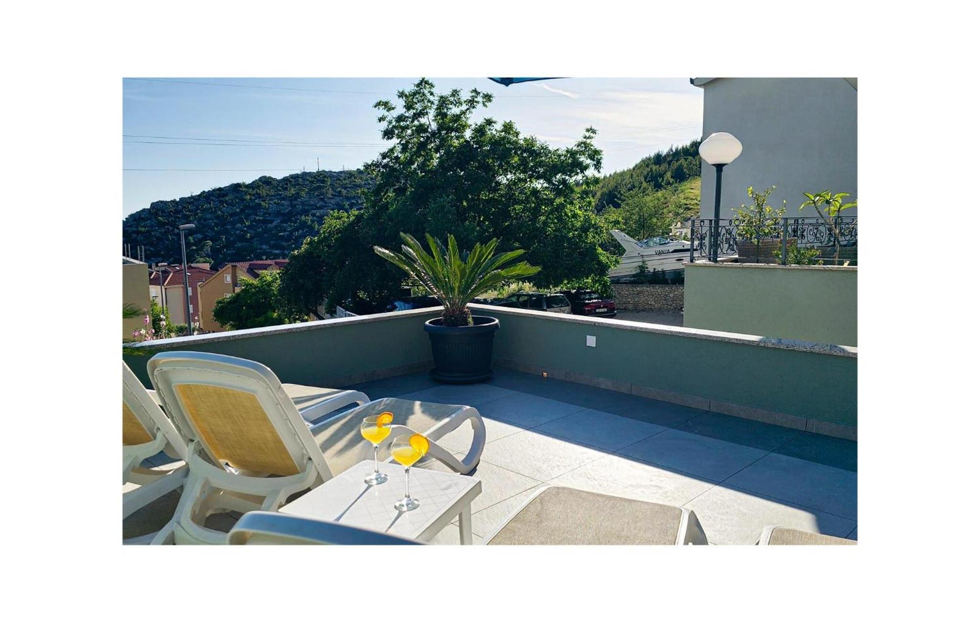 1 Bedroom Stunning Apartment In Makarska Exterior photo